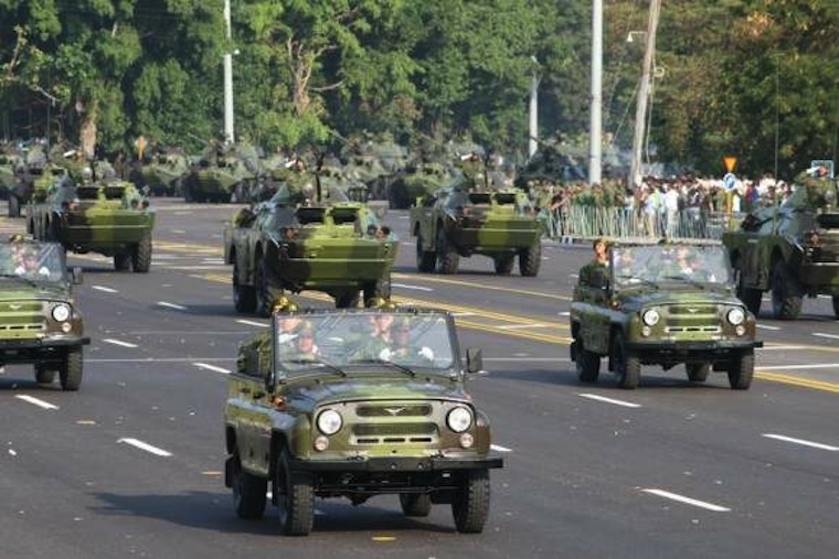 20110416225309-desfile-militar-7